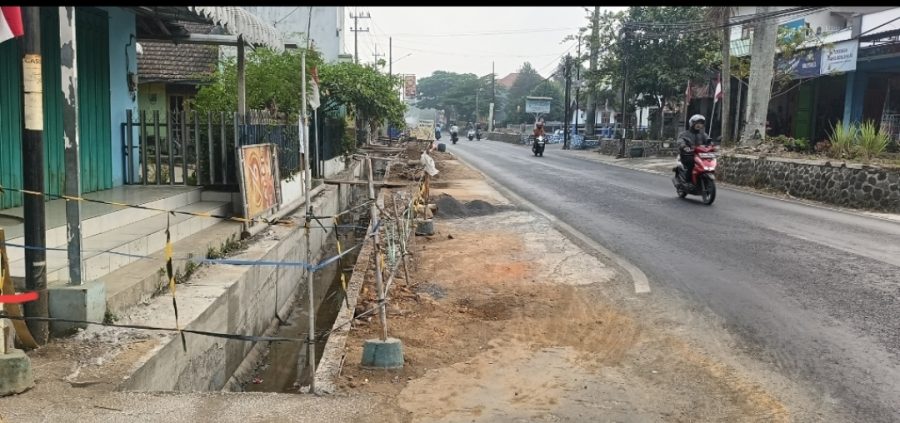 Antisipasi Banjir Jalan Raya Panggungrejo di Drainase