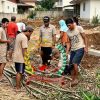 GOTONG ROYONG BANGUN TANDON, PASOKAN AIR BELUM MENJANGKAU