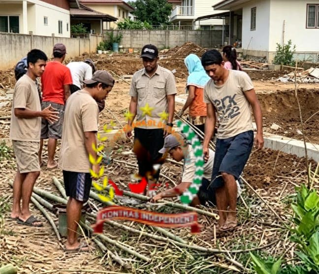 GOTONG ROYONG BANGUN TANDON, PASOKAN AIR BELUM MENJANGKAU