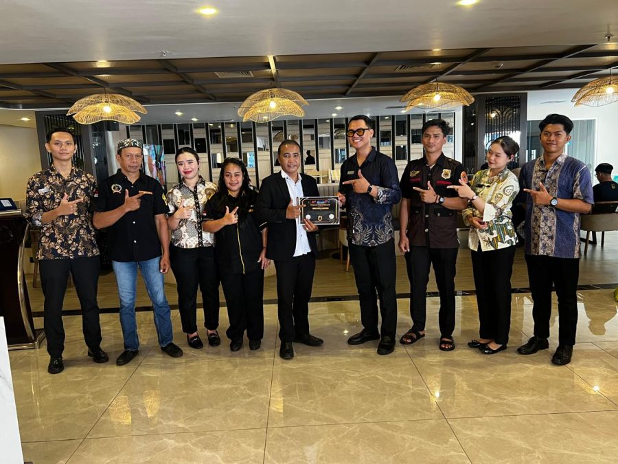 Senyum Ramah Pelayan Restaurant Harris Hotel dari Tepi Mahakam yang Berbuah Penghargaan.