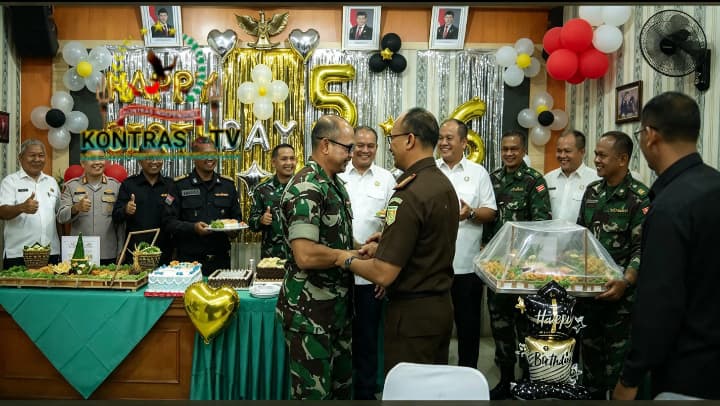 Kasdim 0208/Asahan Bersama Forkopimda Berikan Kejutan di Hari Ulang Tahun Ke-56 Kajari Asahan